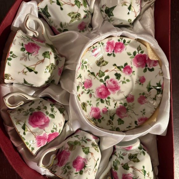 Tea cups and saucers set - Picture 1 of 8